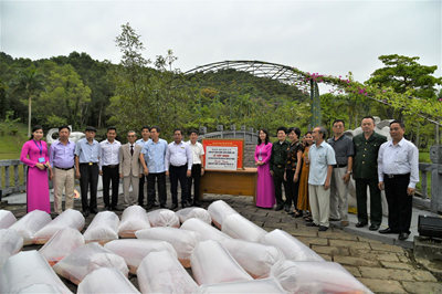 Hội Sinh vật cảnh Tp Hải Phòng trao tặng cá Koi Khu di tích quốc gia Kim Liên, huyện Nam Đàn tỉnh Nghệ An