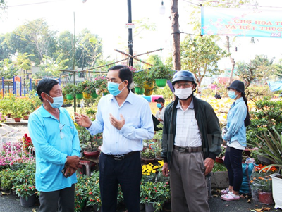 Lãnh đạo quận Gò Vấp thăm hỏi, động viên các hộ nông dân và nhà vườn tham gia Chợ hoa Tết Gò Vấp