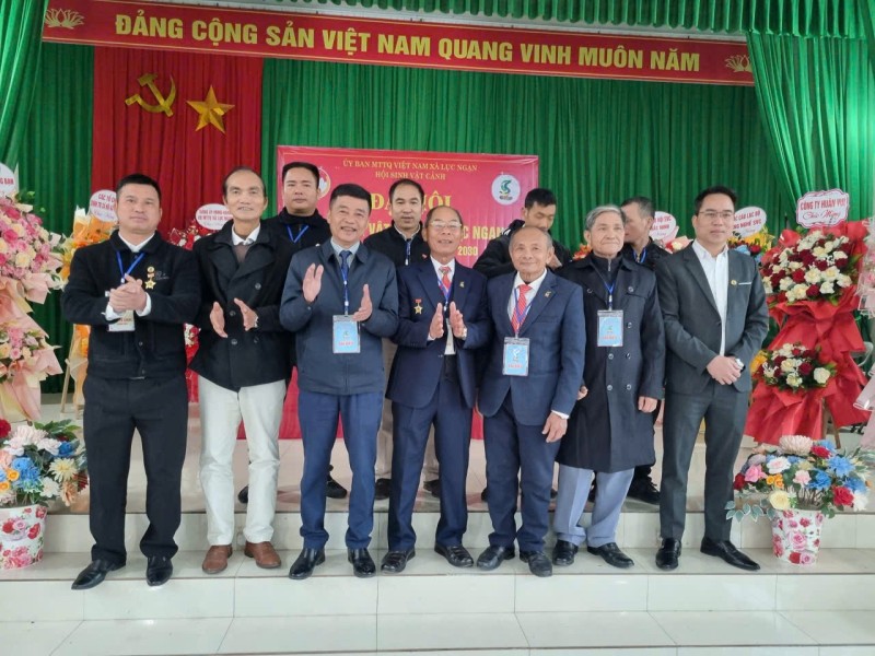 Lãnh đạo Hội SVC tỉnh Bắc Ninh chụp ảnh cùng BCH Hội SVC xã Lục Ngạn
