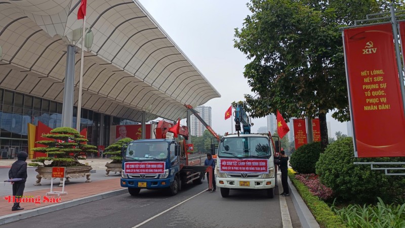 Bàn giao Cây cảnh nghệ thuật làm đẹp không gian Đại hội XIV