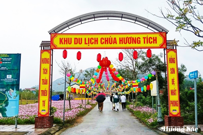 Hoa trong không gian tâm linh: Sắc hương dẫn lối tỉnh thức Hoa trong không gian tâm linh: Sắc hương dẫn lối tỉnh thức