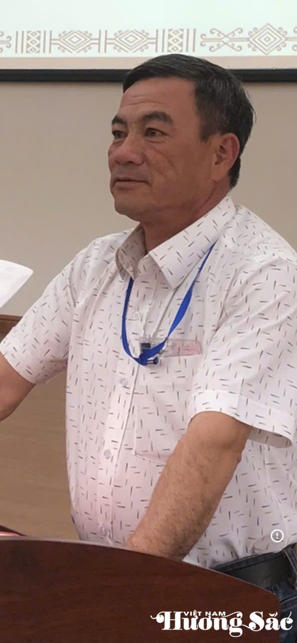 Chủ tịch Hội Sinh vật cảnh phường Buôn Hồ Thạch Triệu Mãn chủ trì một buổi họp