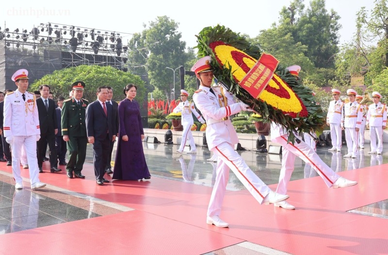 Kỷ niệm 79 năm Ngày Thương binh-Liệt sĩ: Lãnh đạo Đảng, Nhà nước tưởng niệm các Anh hùng liệt sĩ và viếng Chủ tịch Hồ Chí Minh- Ảnh 3.