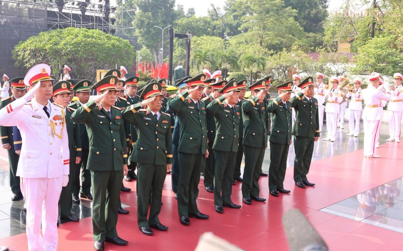 Kỷ niệm 79 năm Ngày Thương binh-Liệt sĩ: Lãnh đạo Đảng, Nhà nước tưởng niệm các Anh hùng liệt sĩ và viếng Chủ tịch Hồ Chí Minh- Ảnh 4.