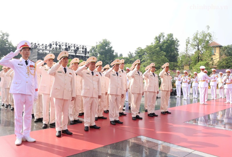 Kỷ niệm 79 năm Ngày Thương binh-Liệt sĩ: Lãnh đạo Đảng, Nhà nước tưởng niệm các Anh hùng liệt sĩ và viếng Chủ tịch Hồ Chí Minh- Ảnh 5.