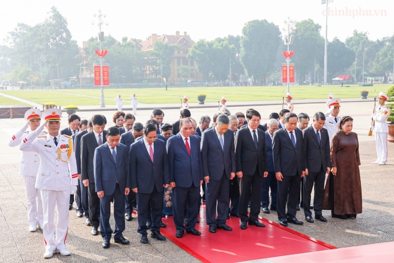 Kỷ niệm 79 năm Ngày Thương binh-Liệt sĩ: Lãnh đạo Đảng, Nhà nước tưởng niệm các Anh hùng liệt sĩ và viếng Chủ tịch Hồ Chí Minh- Ảnh 7.