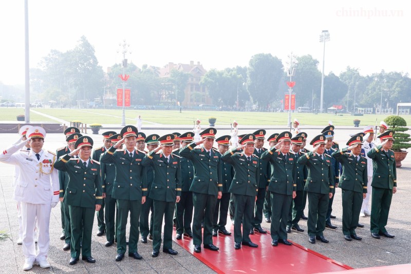 Kỷ niệm 79 năm Ngày Thương binh-Liệt sĩ: Lãnh đạo Đảng, Nhà nước tưởng niệm các Anh hùng liệt sĩ và viếng Chủ tịch Hồ Chí Minh- Ảnh 8.