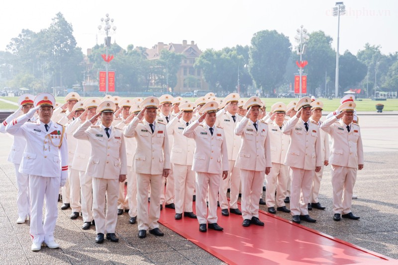 Kỷ niệm 79 năm Ngày Thương binh-Liệt sĩ: Lãnh đạo Đảng, Nhà nước tưởng niệm các Anh hùng liệt sĩ và viếng Chủ tịch Hồ Chí Minh- Ảnh 9.