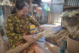 Làng Vĩnh Chánh - hơn ba thập kỷ giữ nghề chổi cọng dừa
