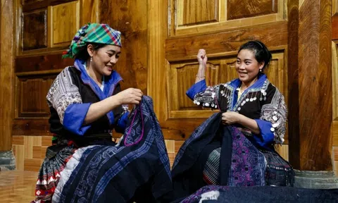 Nghề thêu váy truyền thống giúp người Mông ở Điện Biên tăng thu nhập