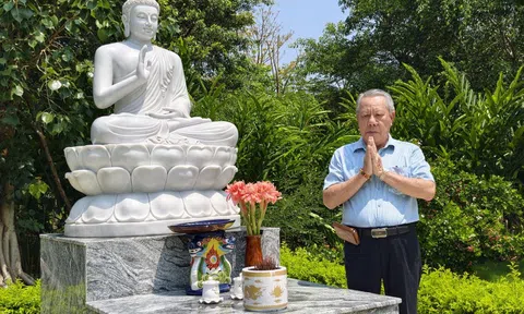 Nghệ nhân Lê Văn Ngọc: Nửa đời vun đắp chữ, nửa đời tô thắm hoa