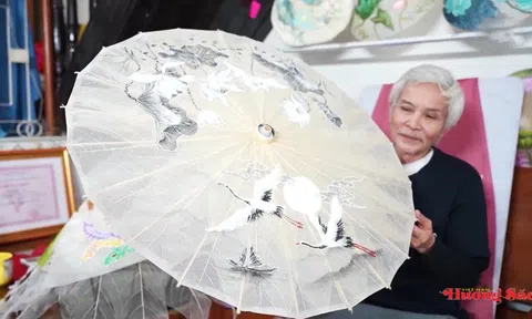 Huế: Nghệ nhân biến cỏ, lá thành sản phẩm độc đáo phục vụ du lịch