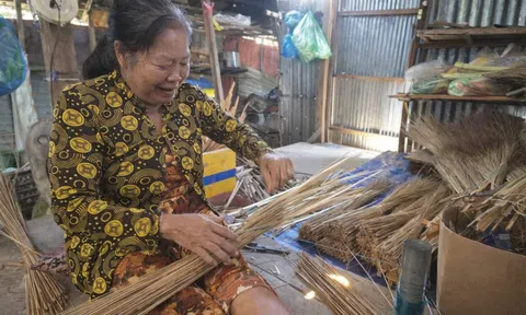 Làng Vĩnh Chánh - hơn ba thập kỷ giữ nghề chổi cọng dừa