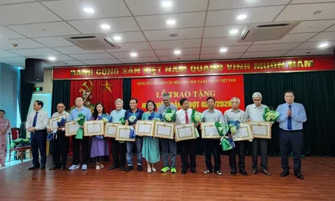 4 đảng viên Hội Sinh vật cảnh Việt Nam được trao Huy hiệu Đảng