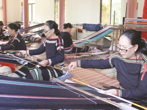 Làng nghề thổ cẩm hồi sinh trên đất Đắk Lắk