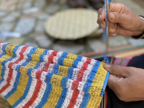 Nghề đan lát và móc lưới – nét văn hóa bền vững của người Cơ Tu