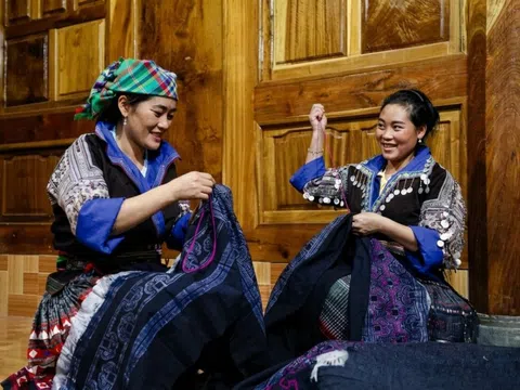Nghề thêu váy truyền thống giúp người Mông ở Điện Biên tăng thu nhập