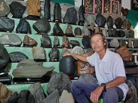 Nghệ nhân Phạm Văn Tuấn - người "thổi hồn" cho đá cảnh và gỗ lũa miền sông nước