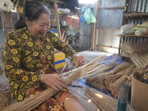 Làng Vĩnh Chánh - hơn ba thập kỷ giữ nghề chổi cọng dừa