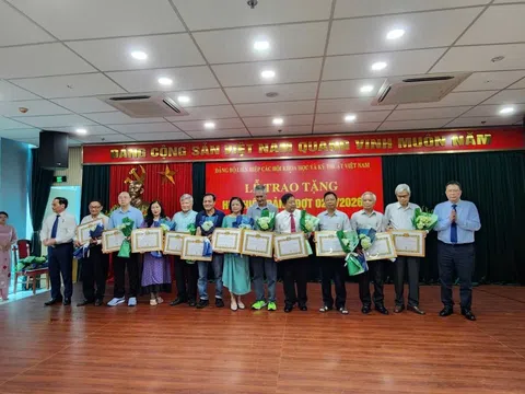 4 đảng viên Hội Sinh vật cảnh Việt Nam được trao Huy hiệu Đảng